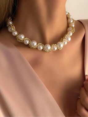 Verelle Pearl Sculpt Collar Necklace